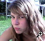 Cathi schmollend