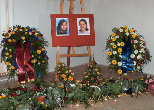 Mara und Cathi Trauerfeier